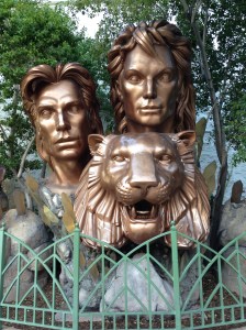 Sigmund & Freud... ehm, sorry... Siegfried & Roy statue.